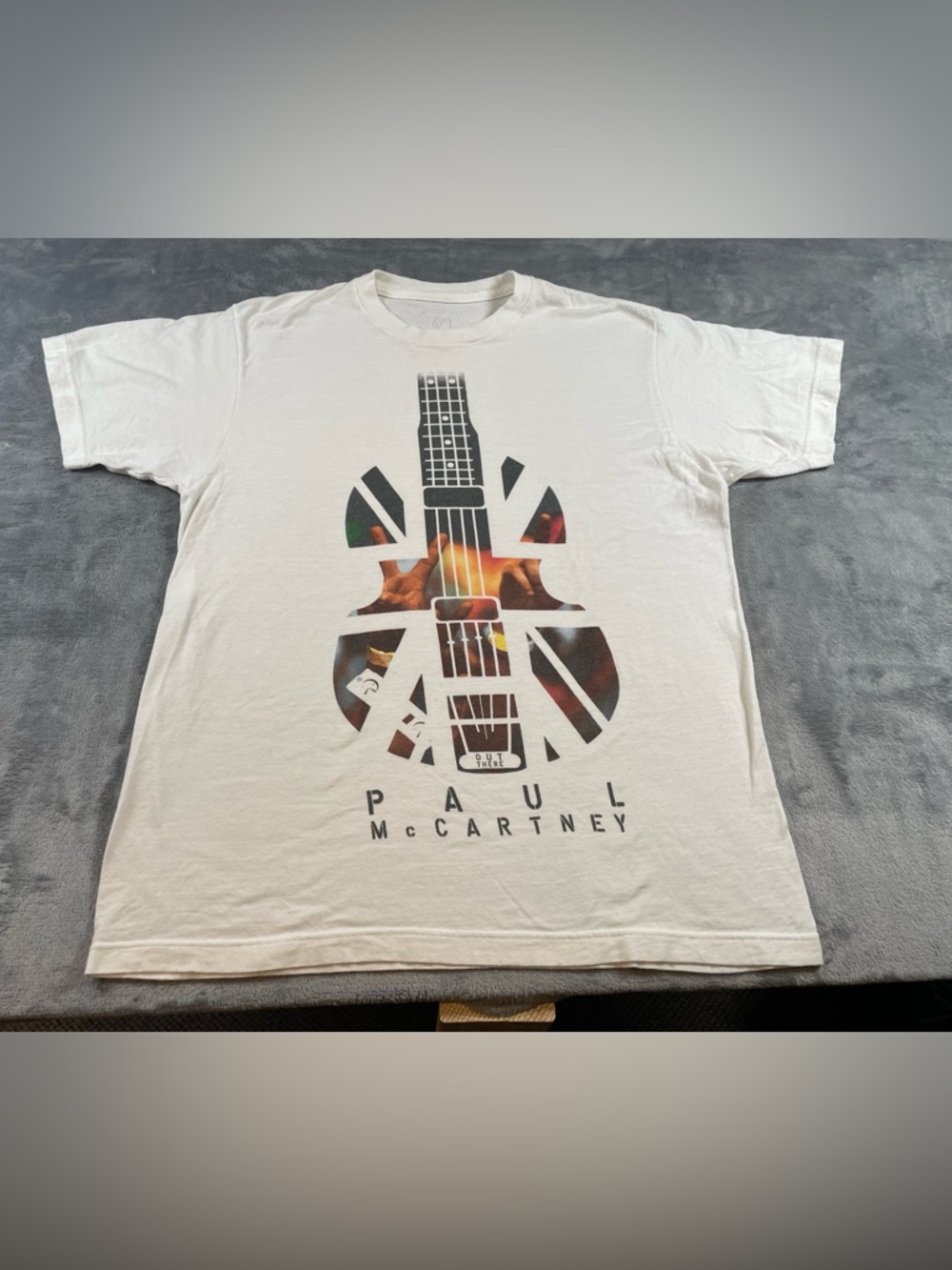 Paul McCartney Out There Tour Concert Tshirt Size Large Graphic Guitar 2013